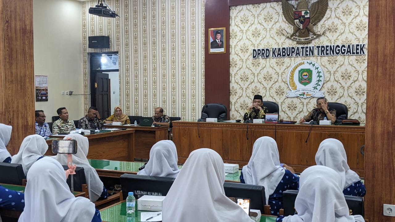 Suasana RDP guru PAUD di kantor DPRD Trenggalek yang menyuarakan empat tuntutan, Kamis (8/1/2026).