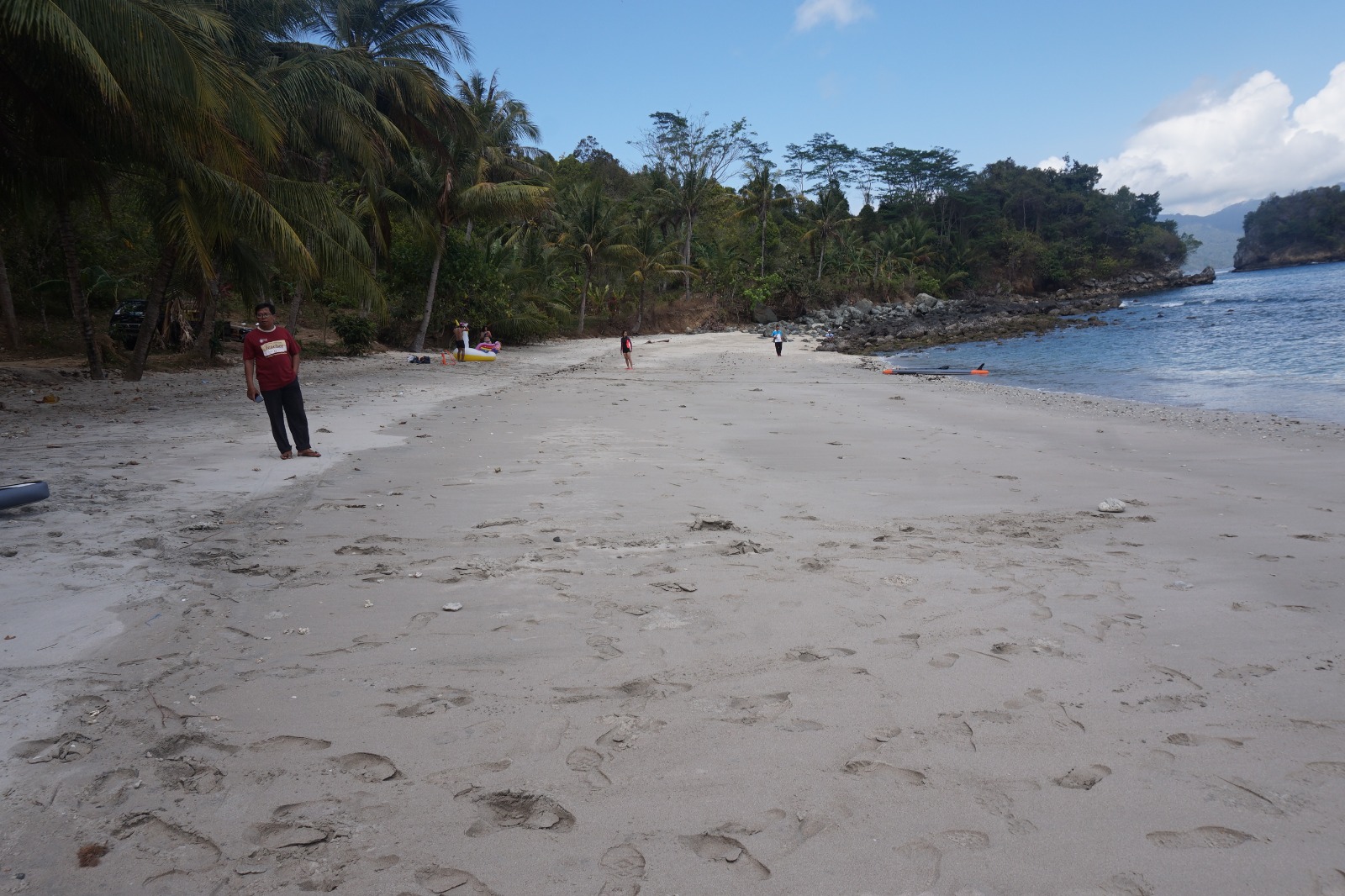 Pantai Mutiara, di Desa Tasikmadu, Kecamatan Watulimo, Kabupaten Trenggalek, yang menjadi lokasi favorit berwisata selama Nataru di Trenggalek, tapi tidak memberi dampak signifikan bagi PAD.