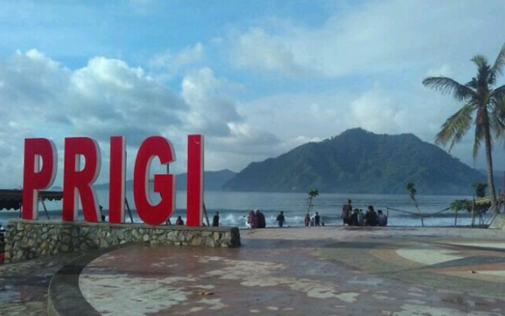 Keindahan Pantai Prigi Trenggalek dengan hamparan laut tenang dan taman modern yang instagramable, menjadi destinasi favorit wisatawan di pesisir selatan Jawa Timur.