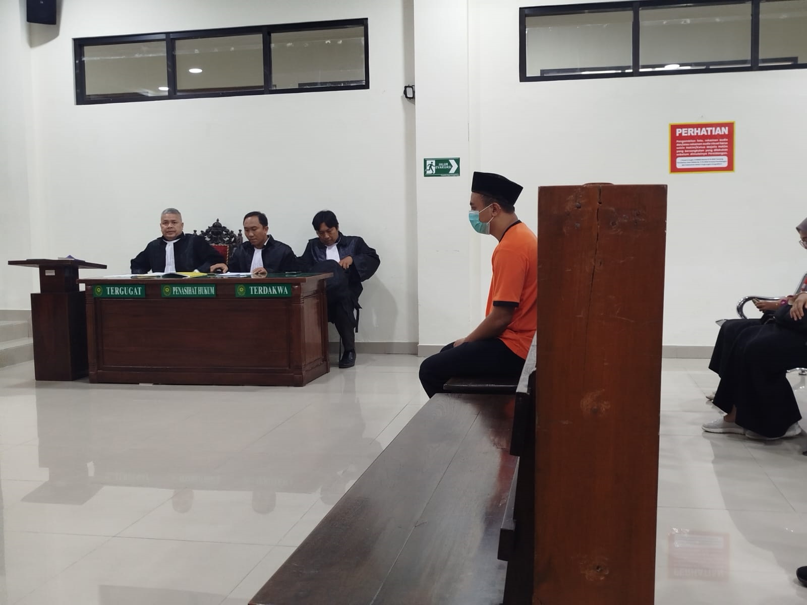 Terdakwa Awang bersiap menjalani sidang  di PN Trenggalek terkait kasus penganiayaan dengan agenda keterangan saksi, Kamis (8/1/2026).