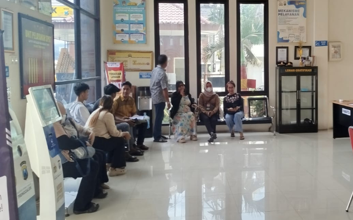 Sejumlah pelapor korban arisan oleh NV, warga Desa Parakan, Kecamatan Trenggalek, ketika laporan di Polres Trenggalek, Jumat (10/1/2026).
