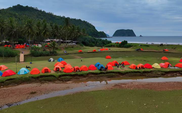 Pantai Kebo di Trenggalek, pantai yang terkenal dengan hamparan sawah, dan muara sungai tersebut mengalami peningkatan pengunjung selama Nataru.