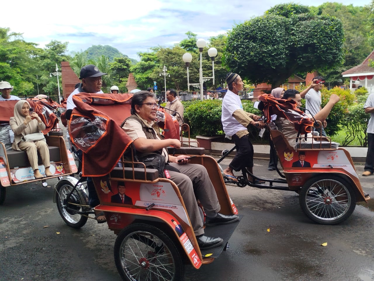 Becak listrik bantuan dari pemerintah pusat ketika didistribusikan ke penerima dari Pendapa Manggala Praja Nugraha Trenggalek, Minggu (11/10/2026).