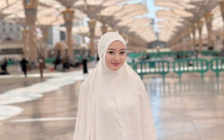 Putri Modianti menjadi sorotan publik usai menghadiri prosesi siraman Dharma Mangku Luhur. Kehadirannya memicu spekulasi dan perbincangan luas terkait hubungan apa dengan Tommy Soeharto.