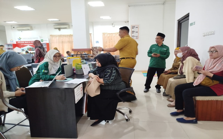 ASN di lingkup Pemkab Trenggalek ketika memberikan pelayanan, di mana bagi yang berstatus PPPK akan diperpanjang jika memenuhi syarat.