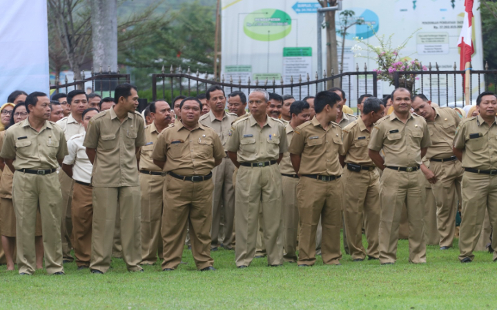 ASN di lingkup Pemkab Trenggalek laksanakan upacara. Beberapa dari mereka ada yang ajukan cerai dengan alasan ekonomi.