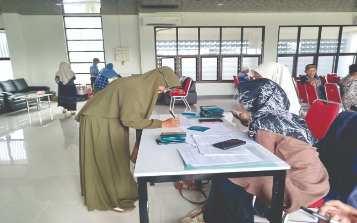 Para CJH yang telah melakukan pelunasan mendatangi Kantor Kemenhaj Trenggalek untuk proses administrasi lanjutan.