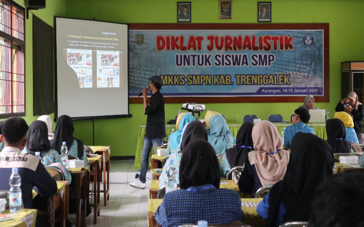 Tim Jawa Pos Radar Trenggalek ketima memberikan materi tentang layout untuk peserta Diklat Jurnalistik.