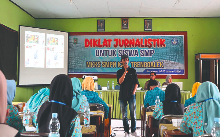 Pemateri dari tim Jawa Pos Radar Trenggalek terkait layout saat memberikan materi.