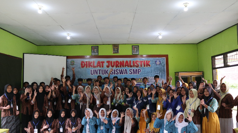 Peserta diklat jurnalistik ketika foto bersama usai pelaksanaan hari kedua.