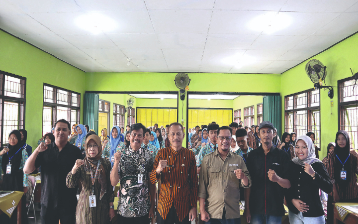 Ketua MKKS SMP Kabupaten Trenggalek, Imam Asrori (batik lurik) dan pengurus, tim Jawa Pos Radar Trenggalek, saat membuka diklat jurnalistik hari kedua di SMPN 1 Karangan, Kamis (15/1/2026).