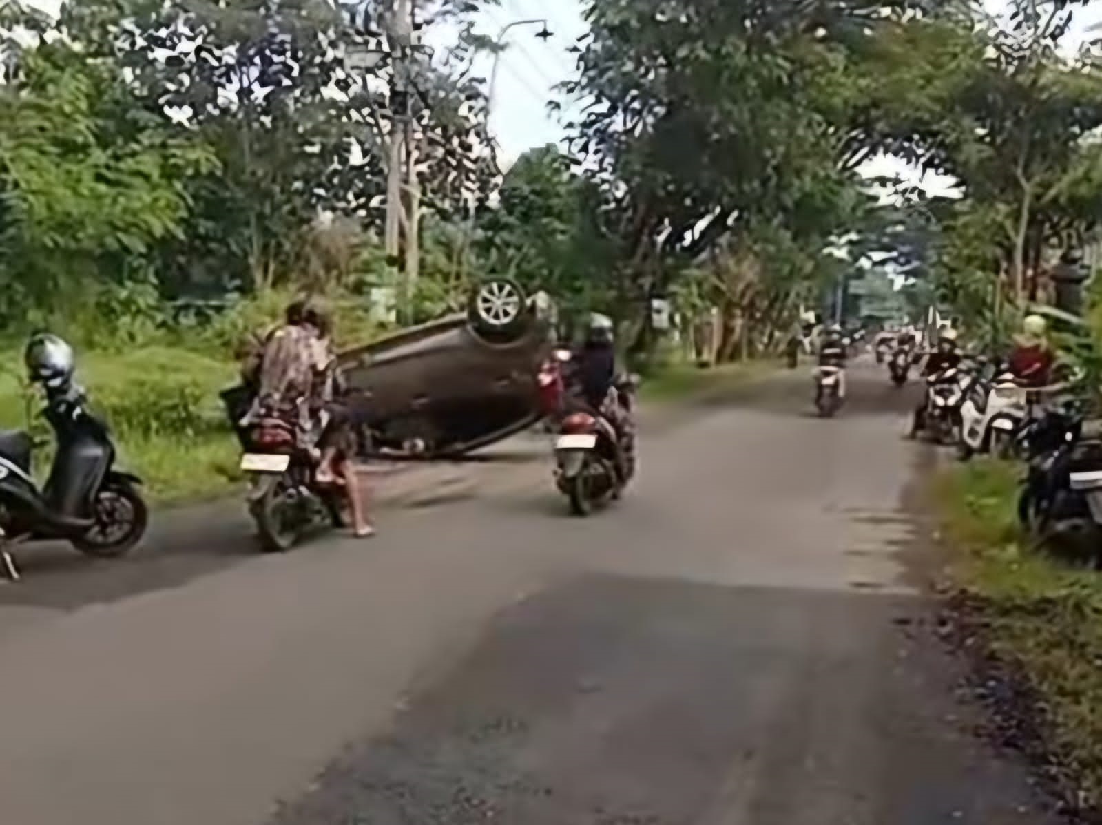 Kondisi mobil Suzuki Splash yang terbalik setelah terjadi kecelakaan di Jalan Raya Ngetal, Gandusari, Kabupaten Trenggalek, Jumat (26/1/2026).
