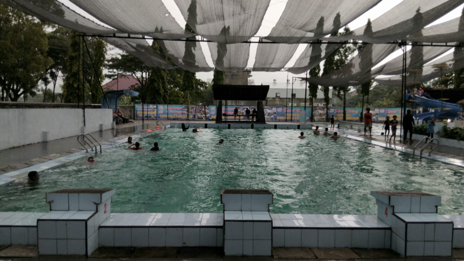 Suasana kolam renang Oasis Trenggalek tetap ramai pengunjung dan dijadikan lokasi pembinaan atlet.