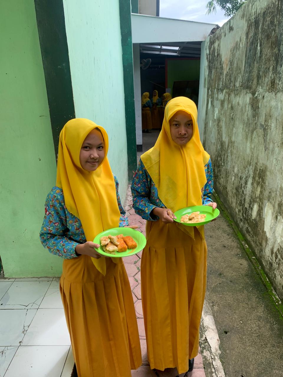 Siswi SMPN 1 Karangan Trenggalek ketika membeli makanan dari kantin untuk mengurangi sampah plastik.