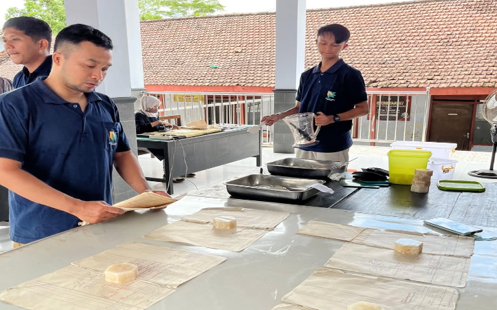 Disippus Trenggalek lakukan restorasi arsip vital milik desa yang usianya sudah puluhan tahun dan rawan rusak karena sering digunakan, Senin (19/1/2026).
