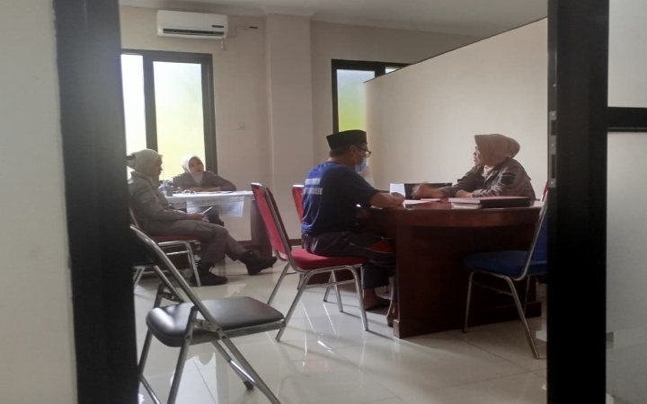 Proses pelimpahan kasus pencabulan santriwati di Kecamatan Karangan, Kabupaten Trenggalek, dari Kejari Trenggalek.