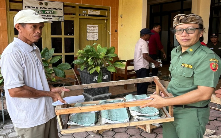 Warga Des Jajar, Kecamatan Gandusari, Kabupaten Trenggalek, ketika menerima genteng kaca untuk kebutuhan rumah.