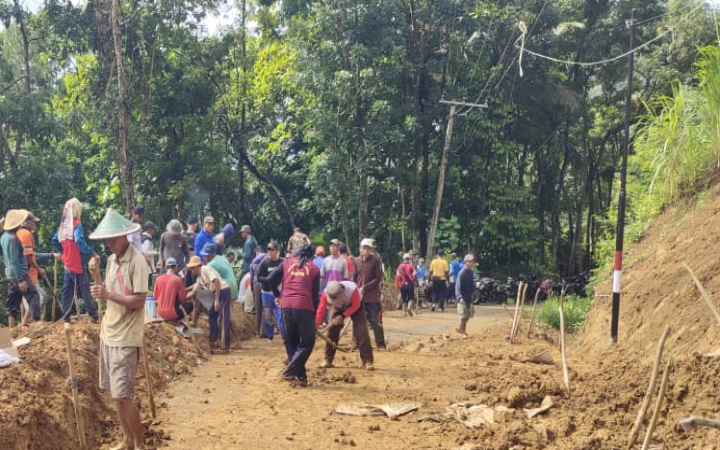 Warga Desa Depok, Kecamatan Bendungan, Kabupaten Trenggalek, ketika membersihkan longsoran tanah.