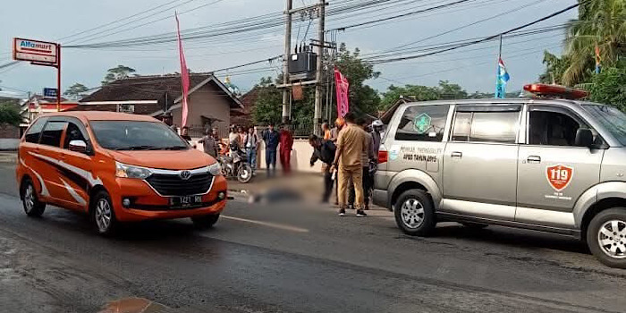 Unit Gakkum Satlantas Polres Trenggalek bersama tim medis mengevakuasi korban laka tunggal di jalan masuk Desa Bendorejo, Kecamatan Pogalan, Kecamatan Trenggalek, Senin (19/1/2026).