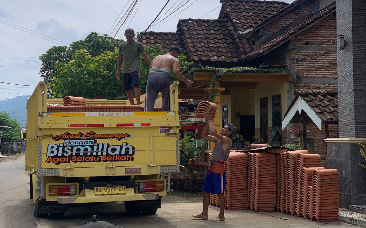 Aktivitas bongkar muat genteng Sukorejo, Kecamatan Gandusari, Kabupaten Trenggalek, yang hingga kini masih bertahan.