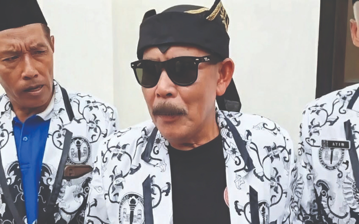 Wakil Ketua PGRI Jawa Timur, Muntohar, setelah persidangan perkara pemukulan guru di Trenggalek.