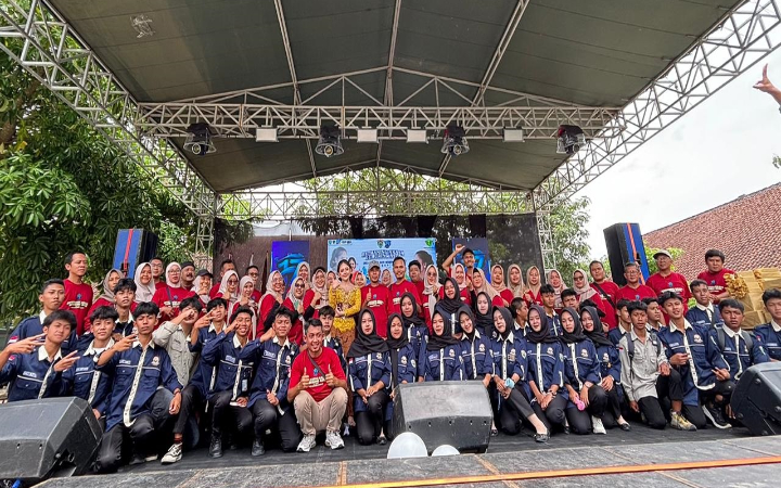 Guru, OSIS, serta panitia foto bersama bintang tanu usai acara dies natalis.