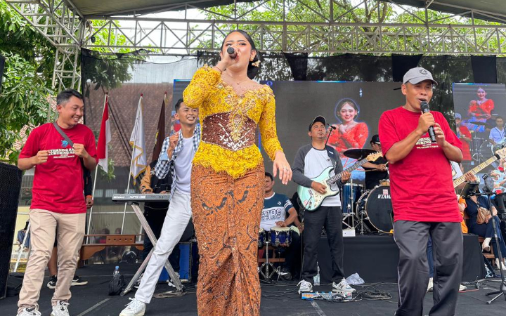 Bintang tamu Silvi Kumalasari turut menghibur guru serta siswa SMKN 1 Suruh Trenggalek.