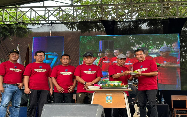 Pemotongan tumpeng sebagai bagian pembukaan acara dies natalis SMKN 1 Suruh, Trenggalek.