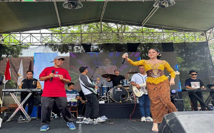 Kepala SMKN 1 Suruh Trenggalek, Nurhodin, ketika tampil bareng bintang tamu.