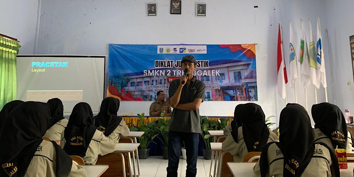 Pemateri dari Jawa Pos Radar Trenggalek ketika memberikan pemahaman terkait layout media.