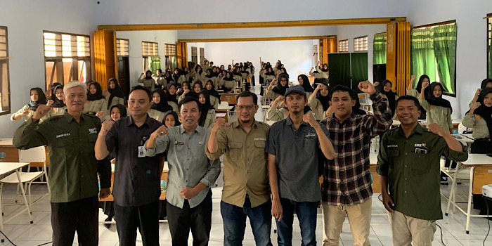 Kepala SMKN 2 Trenggalek Drs. Masrur Hanafi, M.M. (tiga dari kiri) membuka diklat jurnalistik, Jumat (23/1/2026).