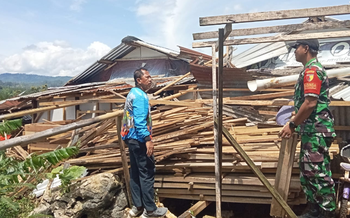 Cuaca ekstrem berupa angin kencang melanda sejumlah wilayah di Trenggalek, Sabtu (24/1/2026). Akibatnya tower hingga p;ohon roboh, serta bangunan berserakan.