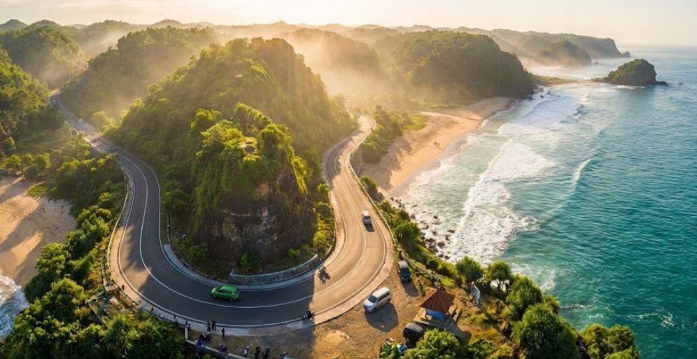 Pantai Sine Tulungagung Kian Viral, Deretan Warung JLS hingga Tebing Sky View Jadi Magnet Wisata Sunrise dan Sunset