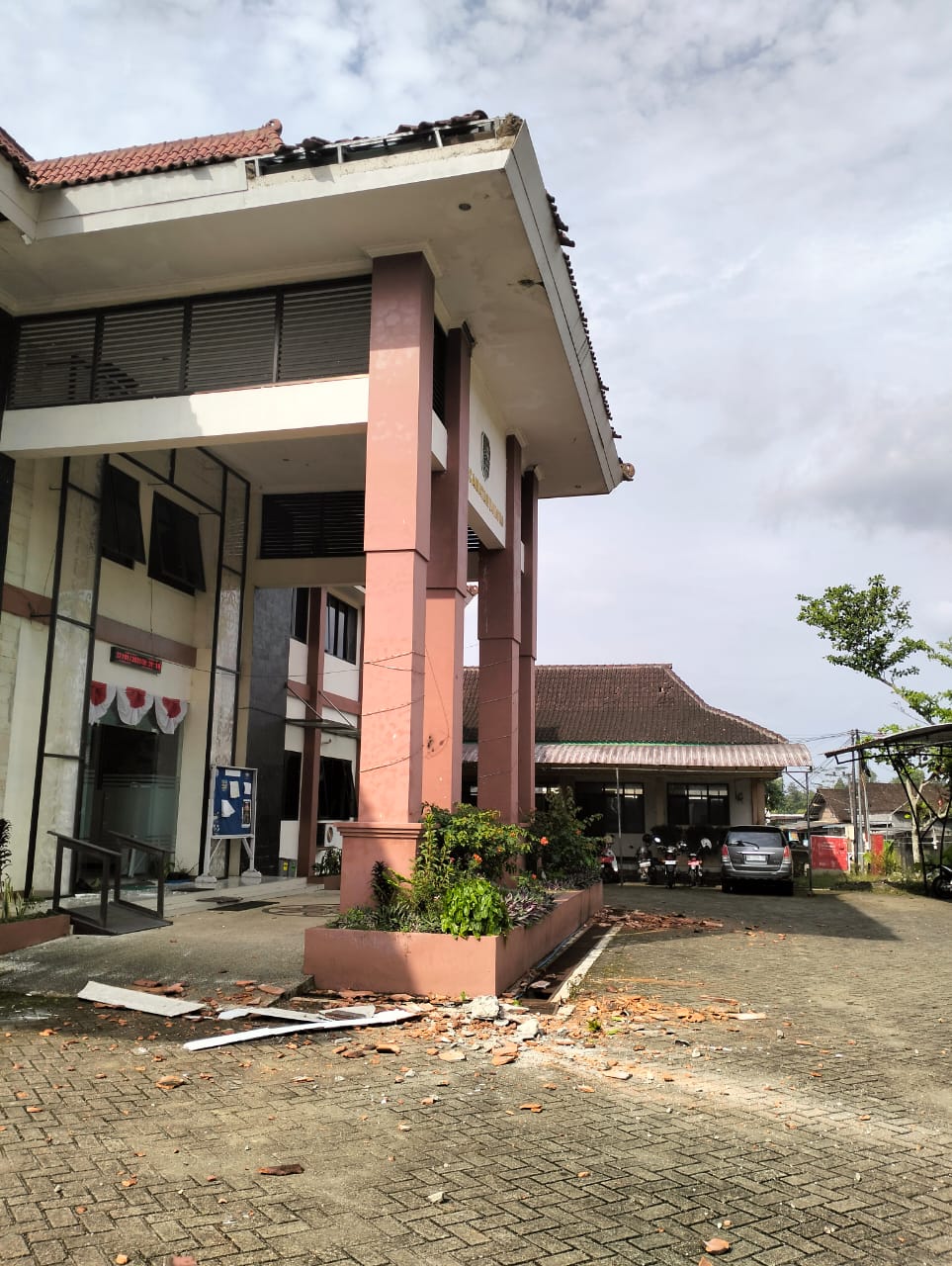 Dampak gempa menyebabkan satu bangunan Kantor Kecamatan Dongko Trenggalek mengalami kerusakan ringan pada bagian atap, Selasa (27/1/2026).