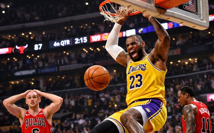 LeBron James tampil dominan dengan aksi dunk keras saat memimpin Los Angeles Lakers menjauh dari kejaran Chicago Bulls dalam laga NBA yang penuh intensitas.