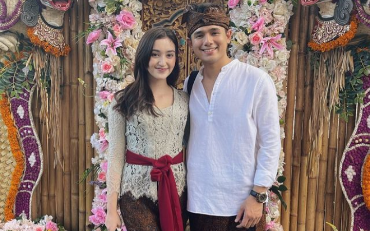 Pasangan Ranti Maria dan Rain Wijaya meneteskan air mata bahagia saat prosesi pemberkatan pernikahan intim berlatar laut Bali, Senin (26/1/2026).
