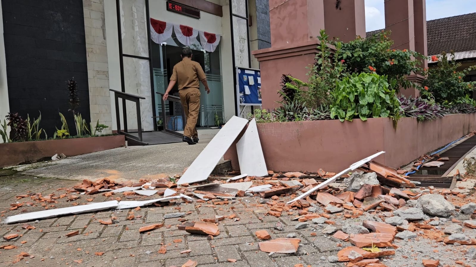 Suasana kantor Kecamatan Dongko setelah terjadi gempa yang membuat genteng rontok, Rabu (28/1/2026).