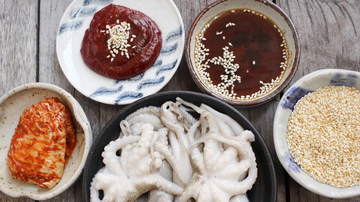 Deretan makanan jalanan paling ekstrem dari berbagai negara yang bikin penasaran sekaligus merinding. Kamu berani coba?