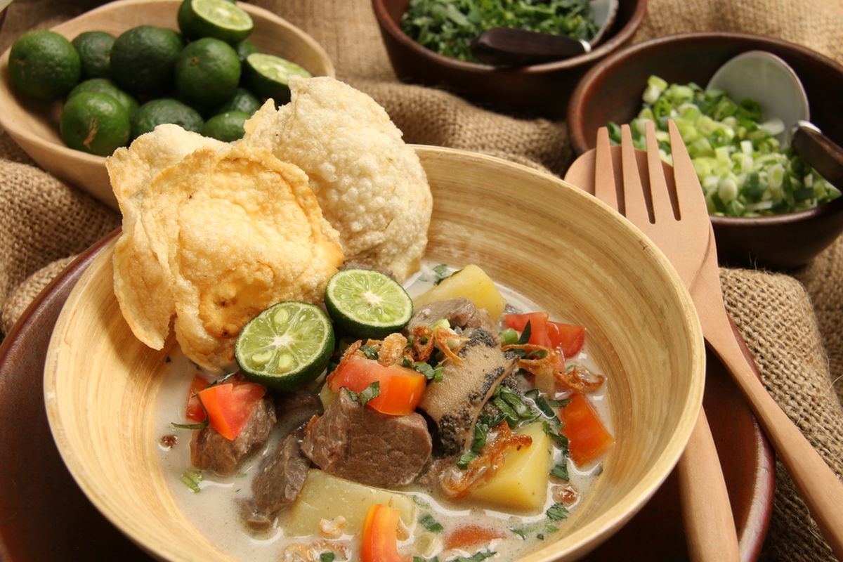 Resep soto Betawi tanpa santan dengan susu yang gurih dan creamy, daging empuk, rempah kuat, lebih ringan dan tetap lezat.