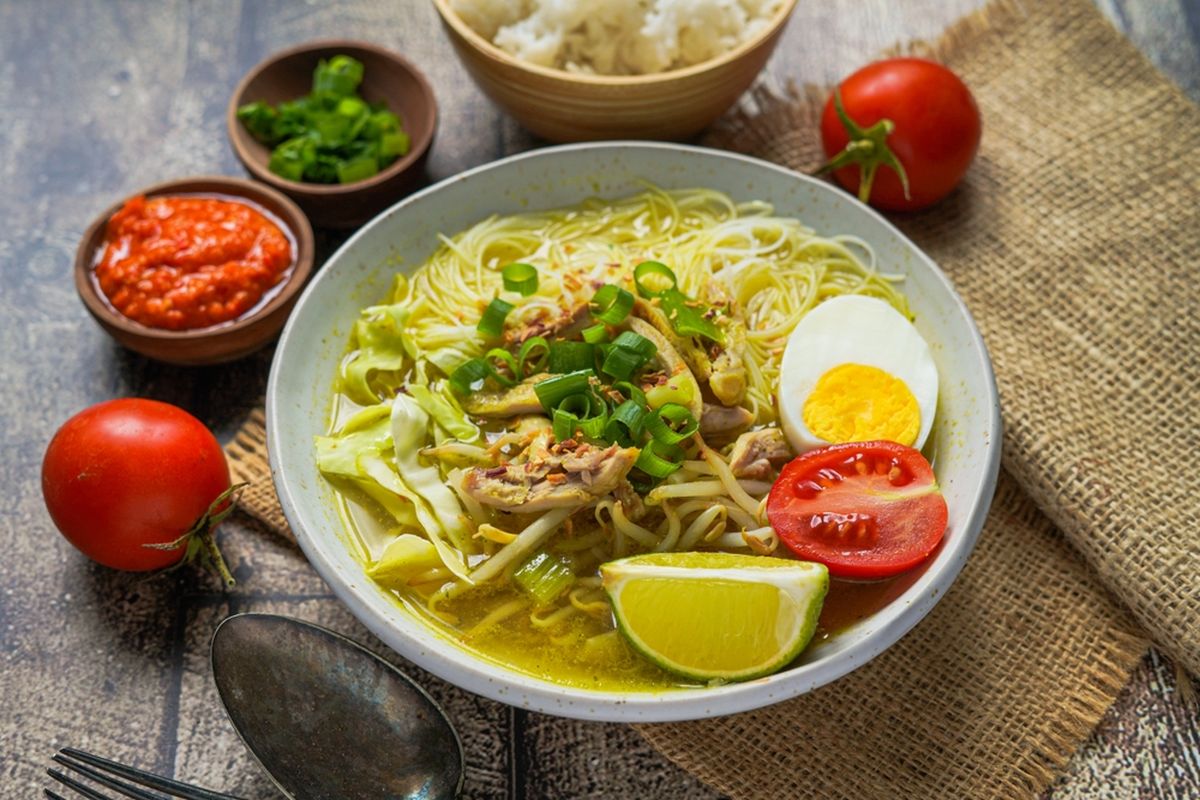 Semarang punya soto khas dengan kuah bening dan rempah kuat. Ini 5 rekomendasi soto legendaris yang paling terkenal dan wajib dicicipi.