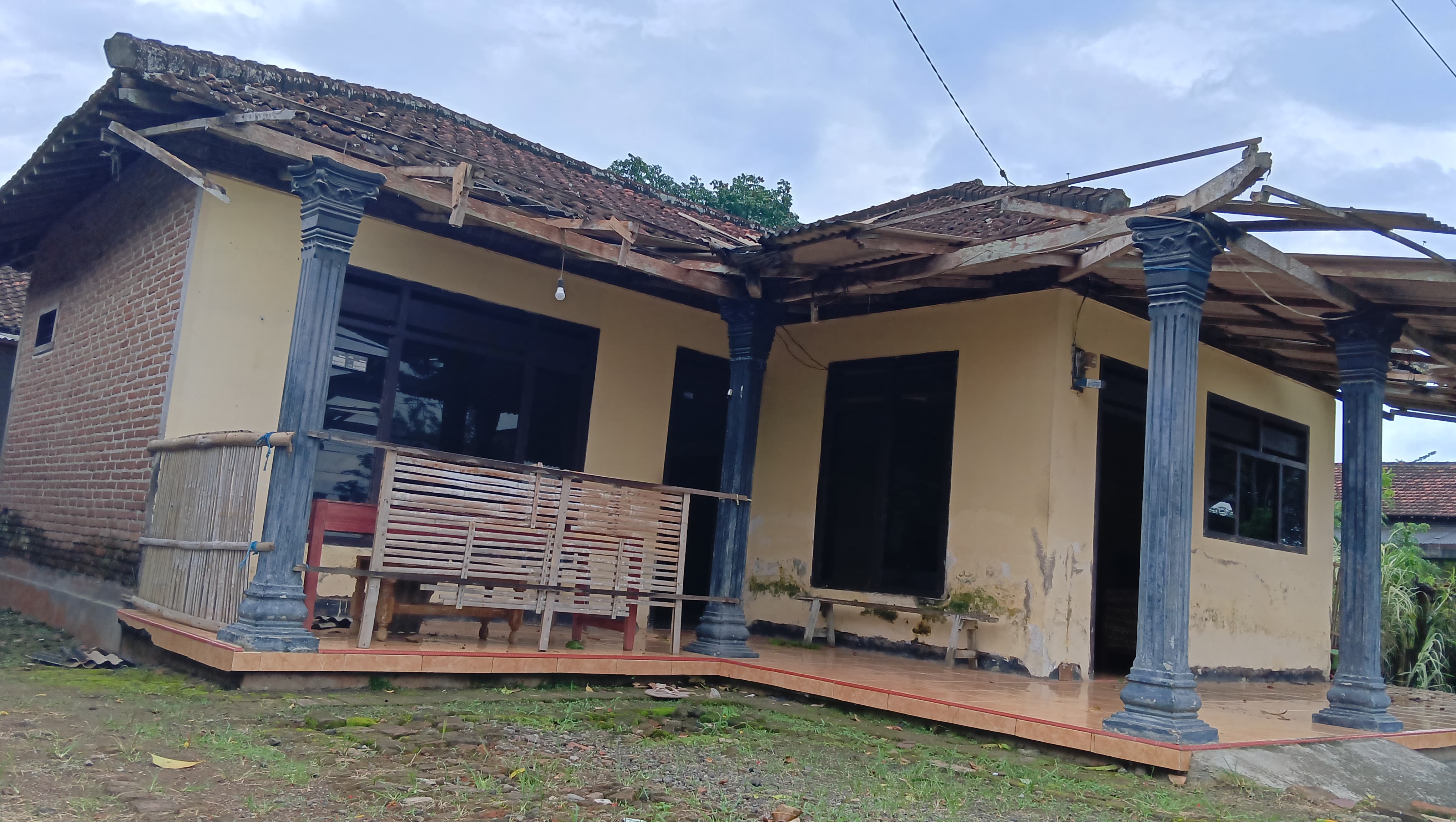 Kondisi rumah warga di Desa Karanganom, Kecamatan Durenan, Kecamatan Trenggalek, yang rusak akibat terkena angin kencang, Rabu (28/1/2026).