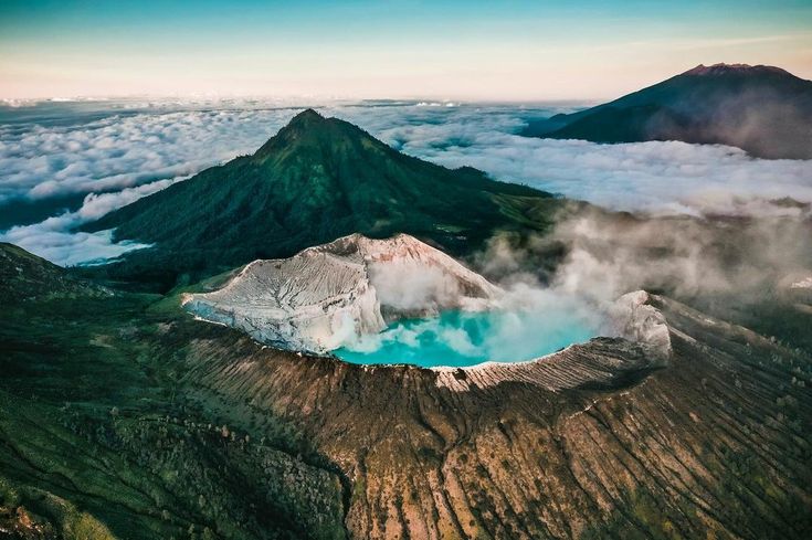 Wisata dingin di Jawa Timur menghadirkan Kawah Ijen dengan danau hijau toska, blue fire langka, dan pesona alam vulkanik mendunia.