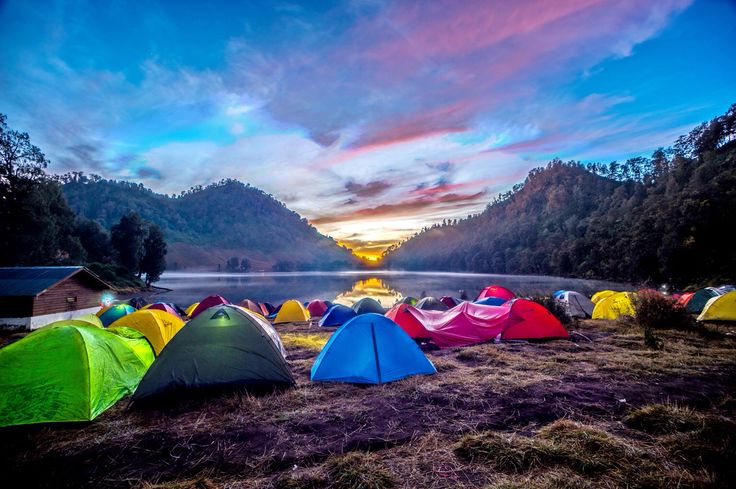 Wisata dingin di Jawa Timur menghadirkan pesona Ranu Kumbolo Gunung Semeru, danau indah bersuhu sejuk di ketinggian 2.400 mdpl.