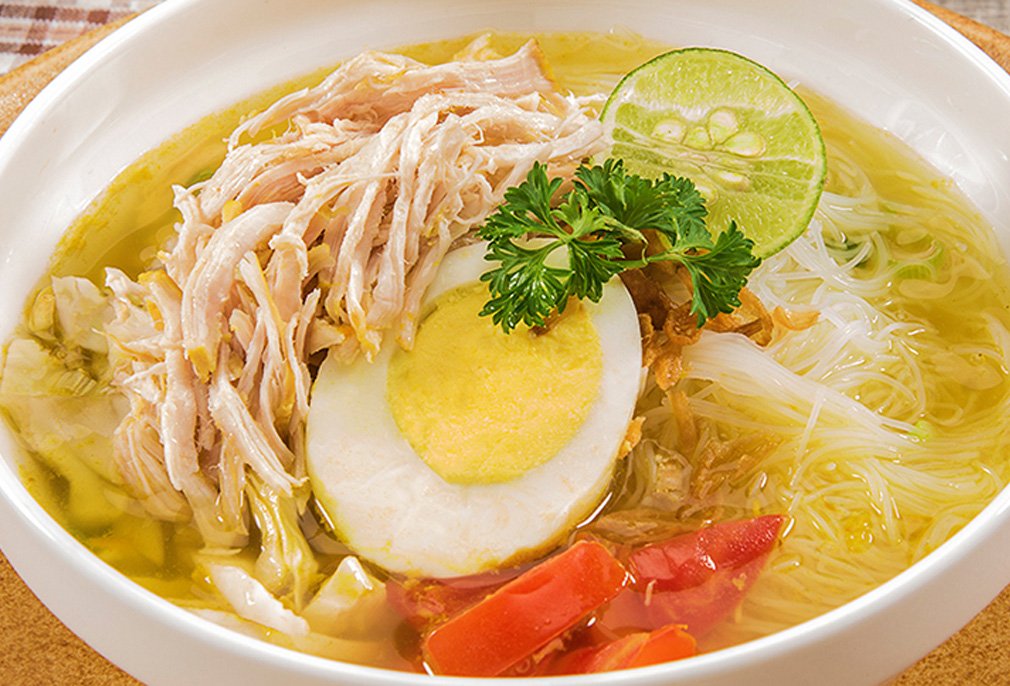 Surabaya punya banyak soto lezat dari berbagai daerah. Ini 10 rekomendasi tempat makan soto enak yang wajib kamu coba.