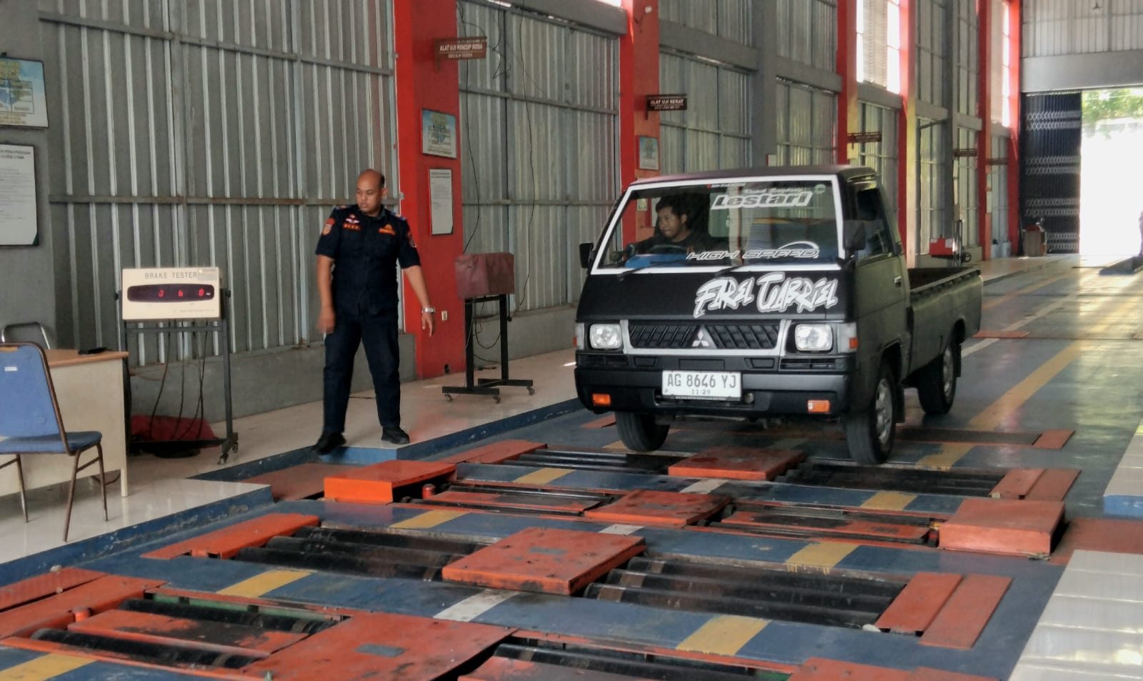 Potret warga melakukan uji KIR kendaraan,Kamis (29/01/2025)