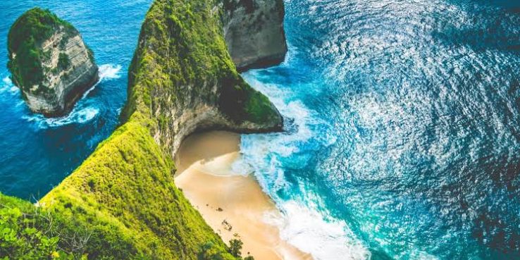 7 pantai Garut paling populer dan hit! Ada Pantai Santolo, Ranca Buaya, sampai Puncak Guha. Cocok buat healing dan camping ceria.