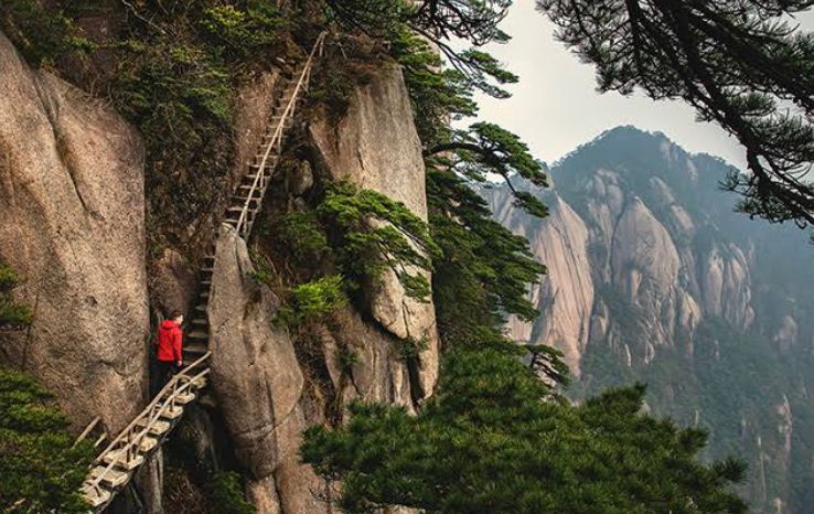 Wisata gunung di Cina makin spektakuler! Ada lift 326 m, skywalk kaca, cable car 7,5 km, sampai bandara di puncak gunung.