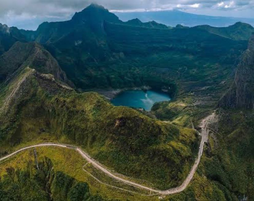 Wisata Gunung Kelud Kediri makin nyaman! Naik ojek Rp50 ribu, jalur cor baru, spot foto kawah dan tebing jadi favorit wisatawan.