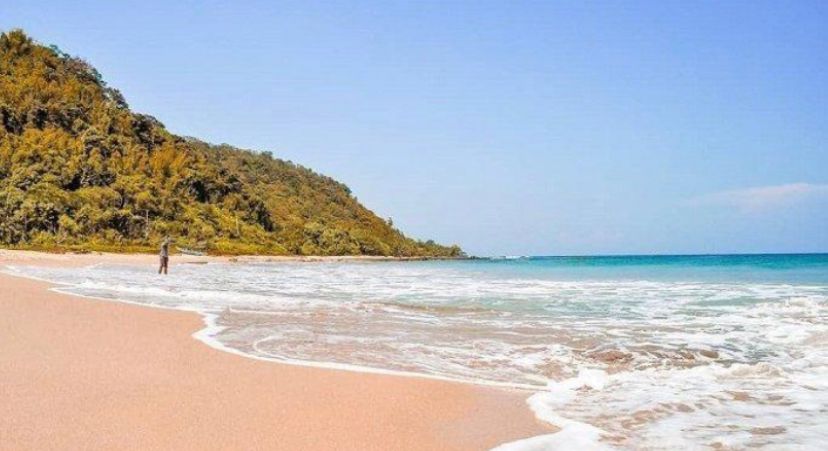 Pantai terindah di Kota Padang ada 8 pilihan! Mulai Taplau, Pantai Air Manis Malin Kundang, hingga Pulau Pasumpahan untuk sunset cantik.