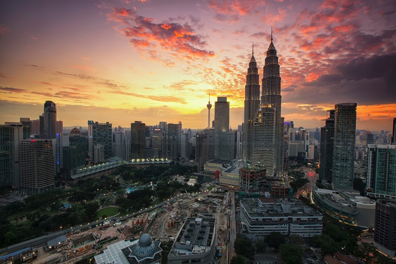 Liburan ke luar negeri tetap hemat. Ini daftar negara murah favorit wisatawan Indonesia lengkap dengan tips liburan irit.